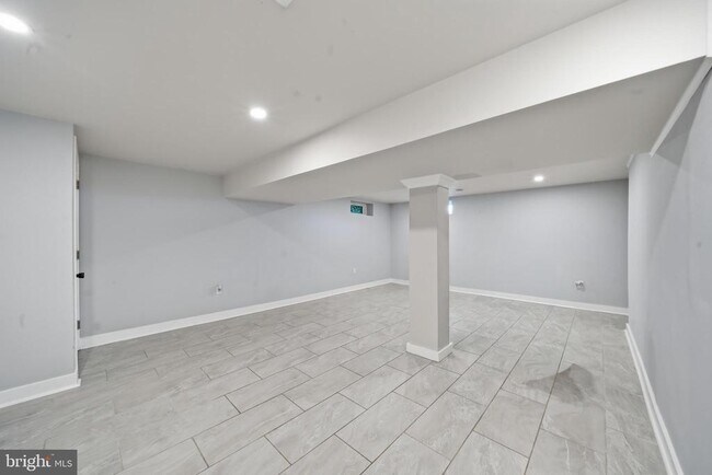Building Photo - 409 River Rd