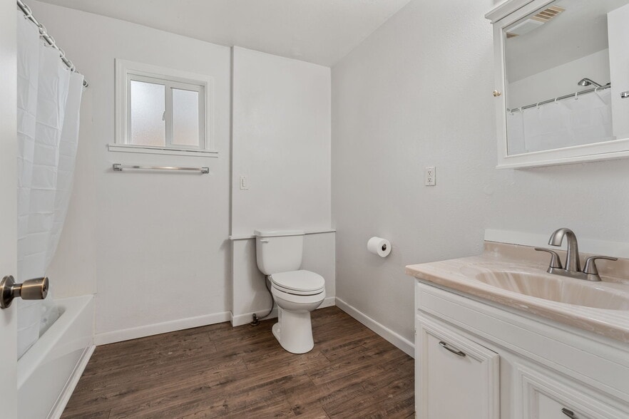 Building Photo - 1037 SW Cascade Ave