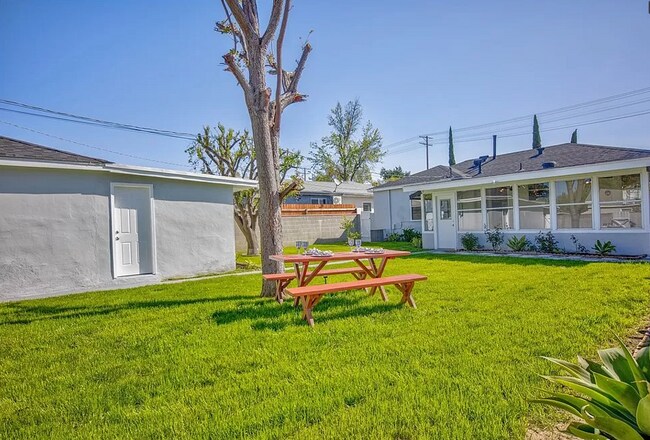 Building Photo - 6621 Lindley Ave