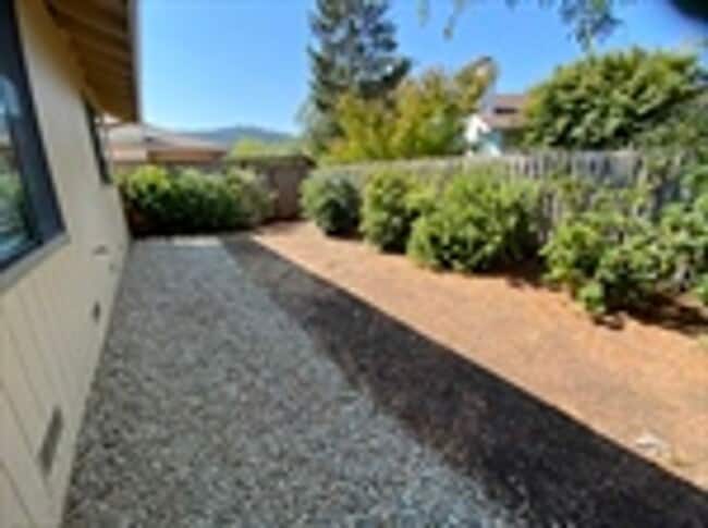 Building Photo - 8835 Hood Mountain Cir