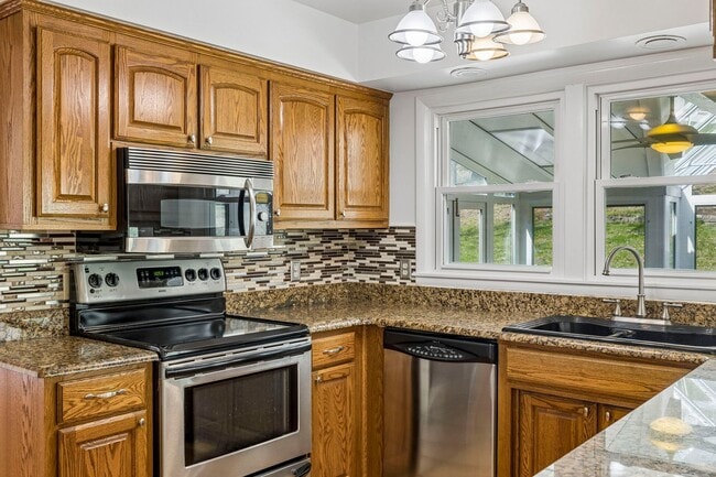 Building Photo - Experience the perfect blend of privacy and open space in this beautifully maintained 3-bedroom, ...