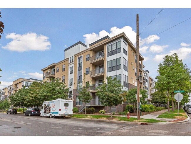 Building Photo - 2565 Franklin Ave