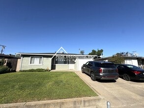 Building Photo - A Charming 3bd/1ba Fruitridge Manor Area Home with Garage