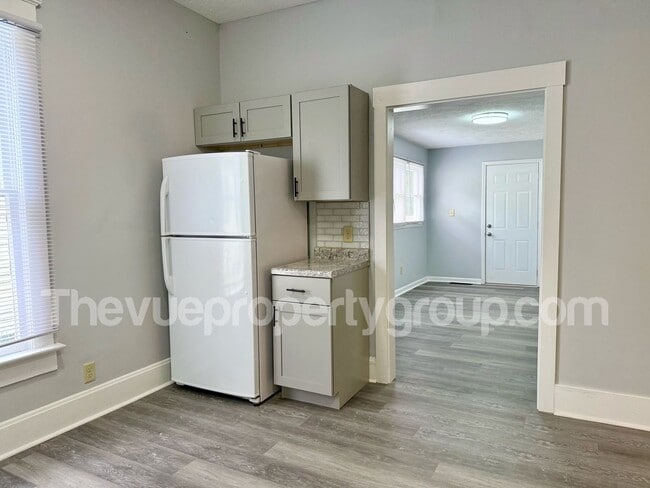Building Photo - Remodeled 3 Bed, 2 Bath Home with Luxuriou...