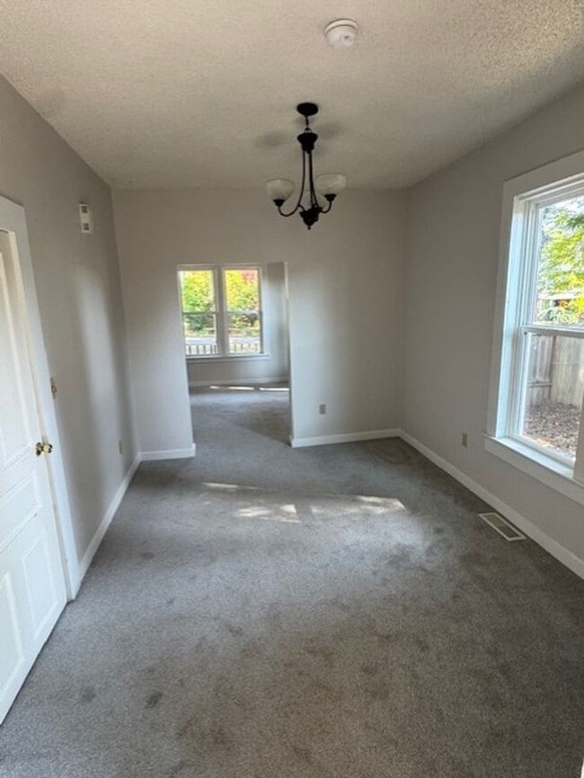 Building Photo - 3-Bedroom Home in the Sunnyland neighborho...