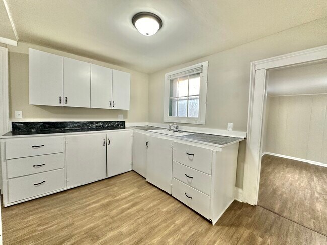 Building Photo - 706 Bluff St