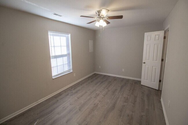 Building Photo - 1326 Godas