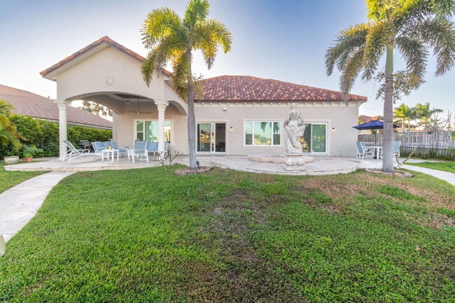 Building Photo - 4/3 Stunning Waterfront home in the heart of Clearwater Beach!