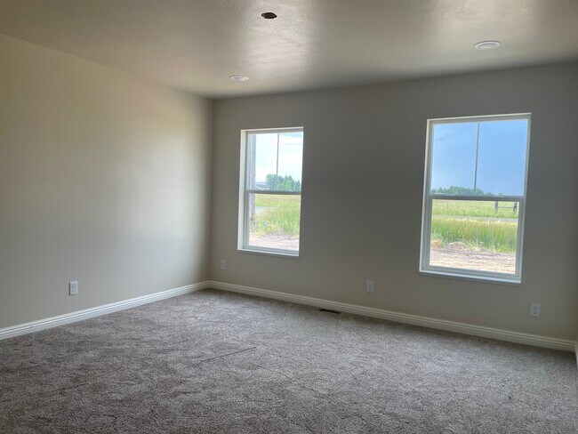 Master Bedroom 13.5 ft x 13.5ft - 860 E 1600 S