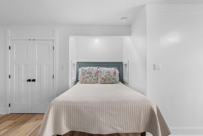 Building Photo - Special Offer: $500 Off First Full Month's Rent! 1 Bed, 1 Bath Apartment – Great Location & Ameni...