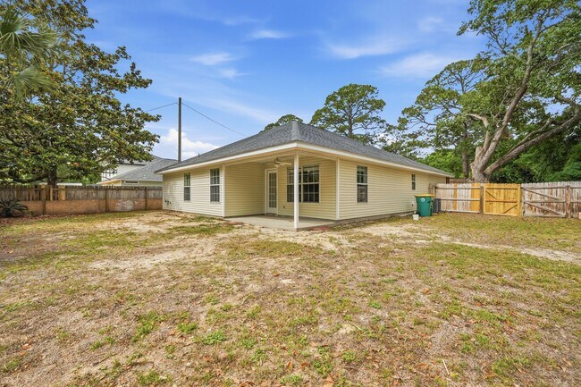 Building Photo - Renovated Home in Niceville!