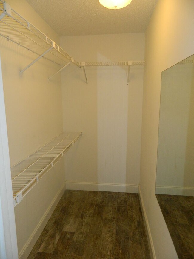 Building Photo - Beautifully Upgraded 2BR/2BA Condo – Lake ...