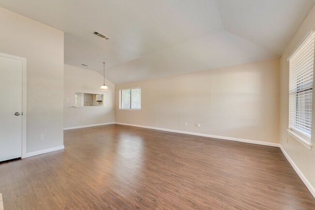Building Photo - 208 E Denton Dr