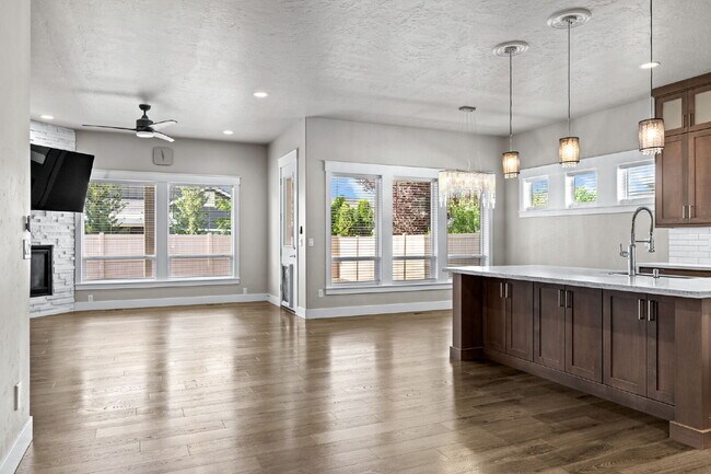 Building Photo - Beautiful split bedroom floorplan in the Sky Mesa Community!