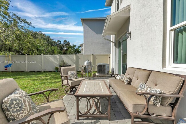 Building Photo - 1827 Lake Cove Dr