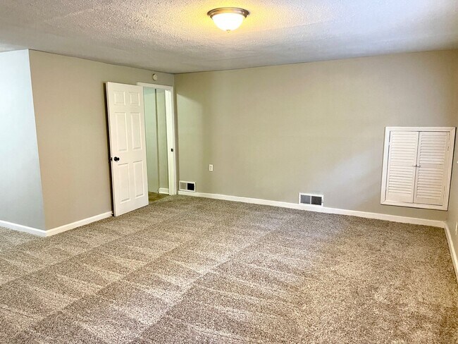 Building Photo - Welcome to the Charming 4 Bedroom/3 Bath w...