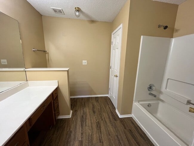 Building Photo - Renovated 2 Bedroom 2 Bath Home with 2 Car Garage for Rent!