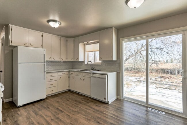 Building Photo - 2 Bedroom 1 Bath Duplex in the heart of Lo...