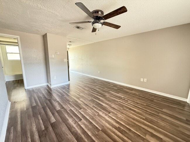 Building Photo - 2 Bedroom 1 Bath Duplex with Washer/Dryer!...