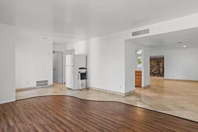 Building Photo - Prime ASU Location 5BR Home with Pool & Garage