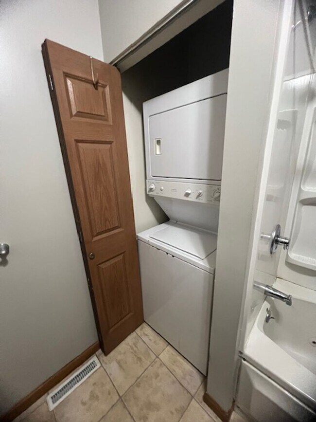 Building Photo - 106 Parade St