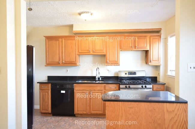 Building Photo - 565 Brisbane Rd