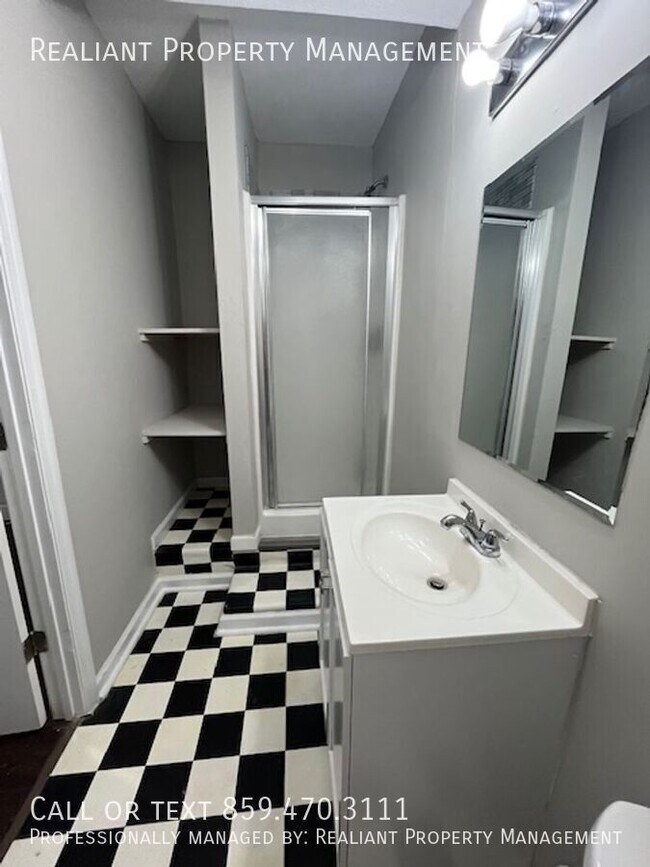 Building Photo - 208 Lakeshore Dr