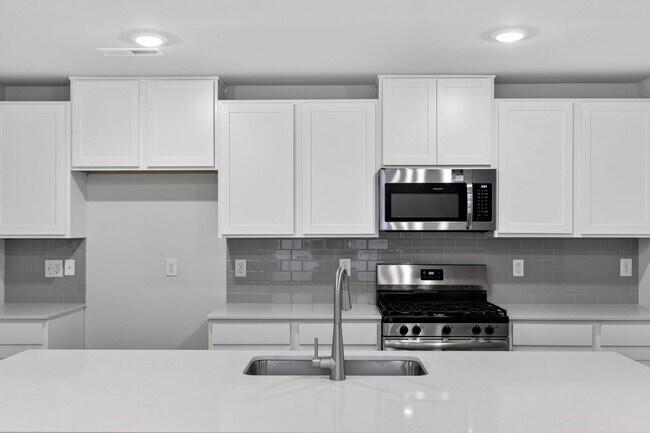 Building Photo - Spacious 5BR House in Statesville