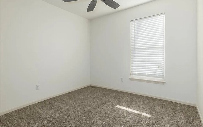 Building Photo - Spacious and Elegant 4 BR 4 BA Home in Olathe!