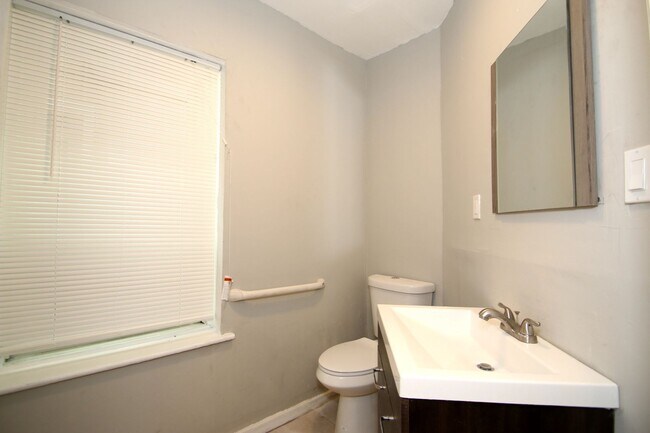 Building Photo - 42 Walnut St