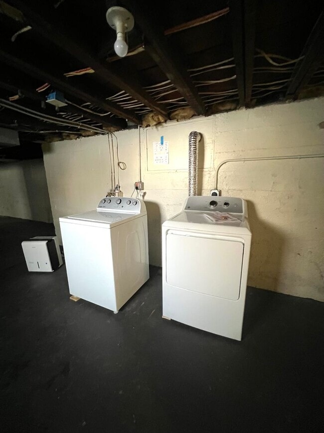 Building Photo - AVAILABLE JUNE 1st - 3 Bed, 1 bath House!