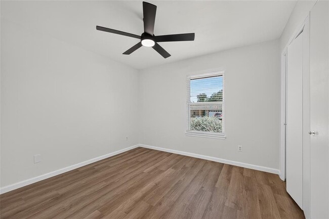 Building Photo - 503 Lakeway Dr