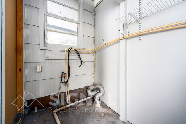 Building Photo - 1052 Apple St