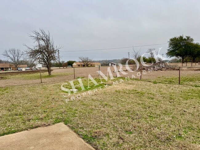 Building Photo - Spacious 3/2 in Lorena