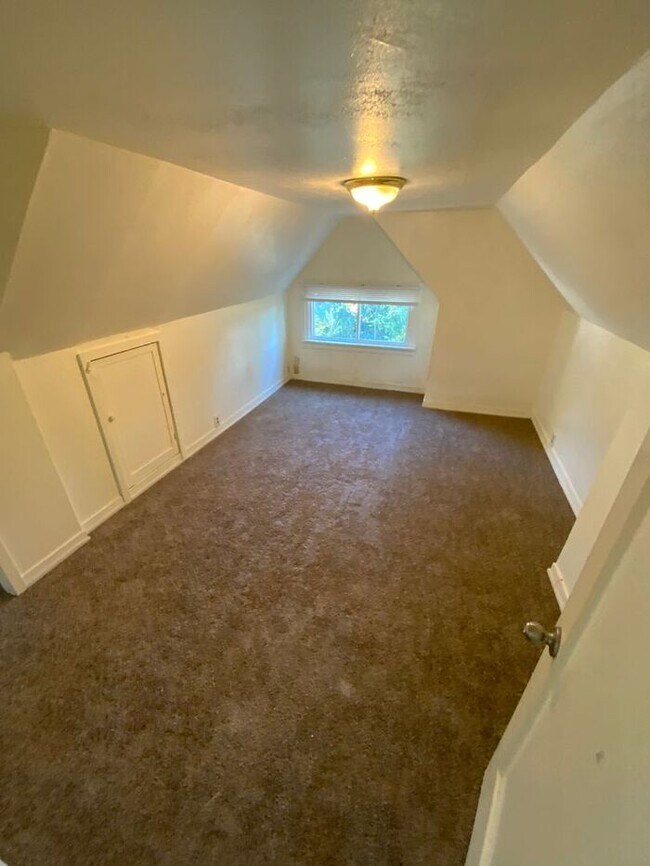 Building Photo - University Place HOME! 3bdr 2 bath
