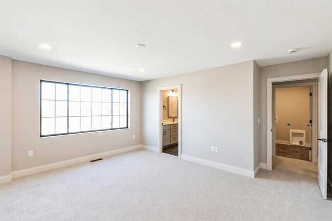 Building Photo - 2103 Lacey Dr