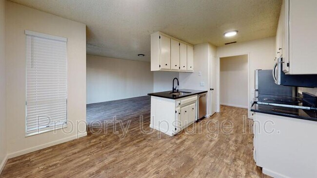 Primary Photo - 915 Lakeside Dr
