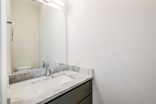 Building Photo - 1523 Hickory St