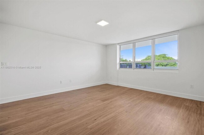 Building Photo - 1500 Bay Rd