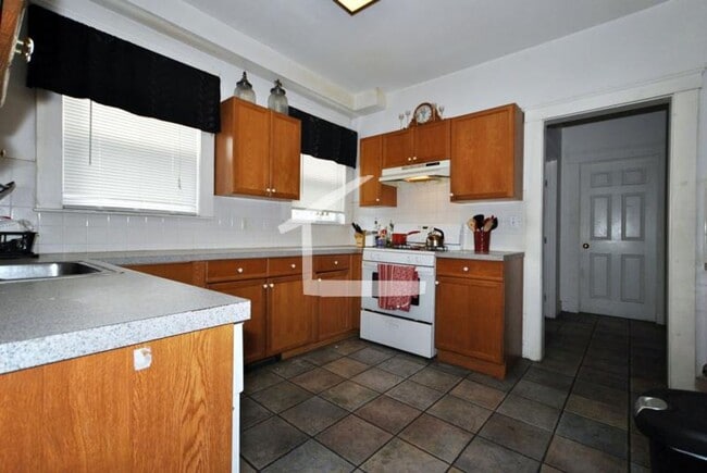 Building Photo - 144 Brooks St