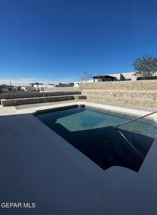 Building Photo - 713 Birmingham Pl