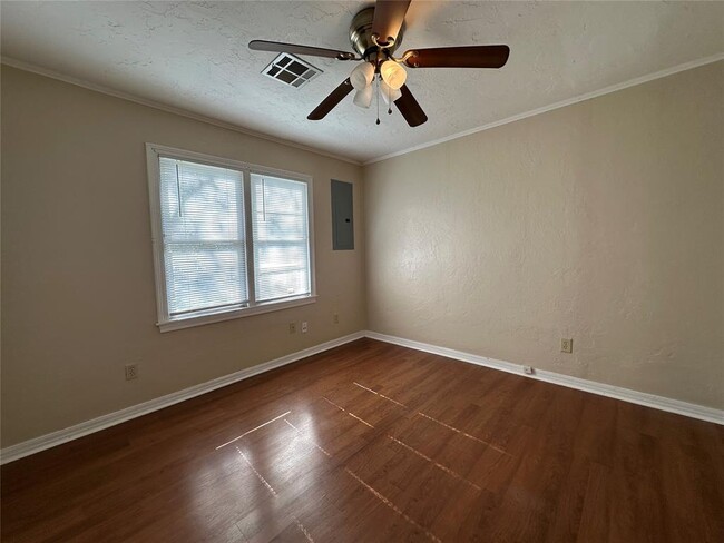 Building Photo - 110 E Dale St