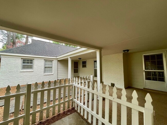 Building Photo - 2420 Stratfield Dr