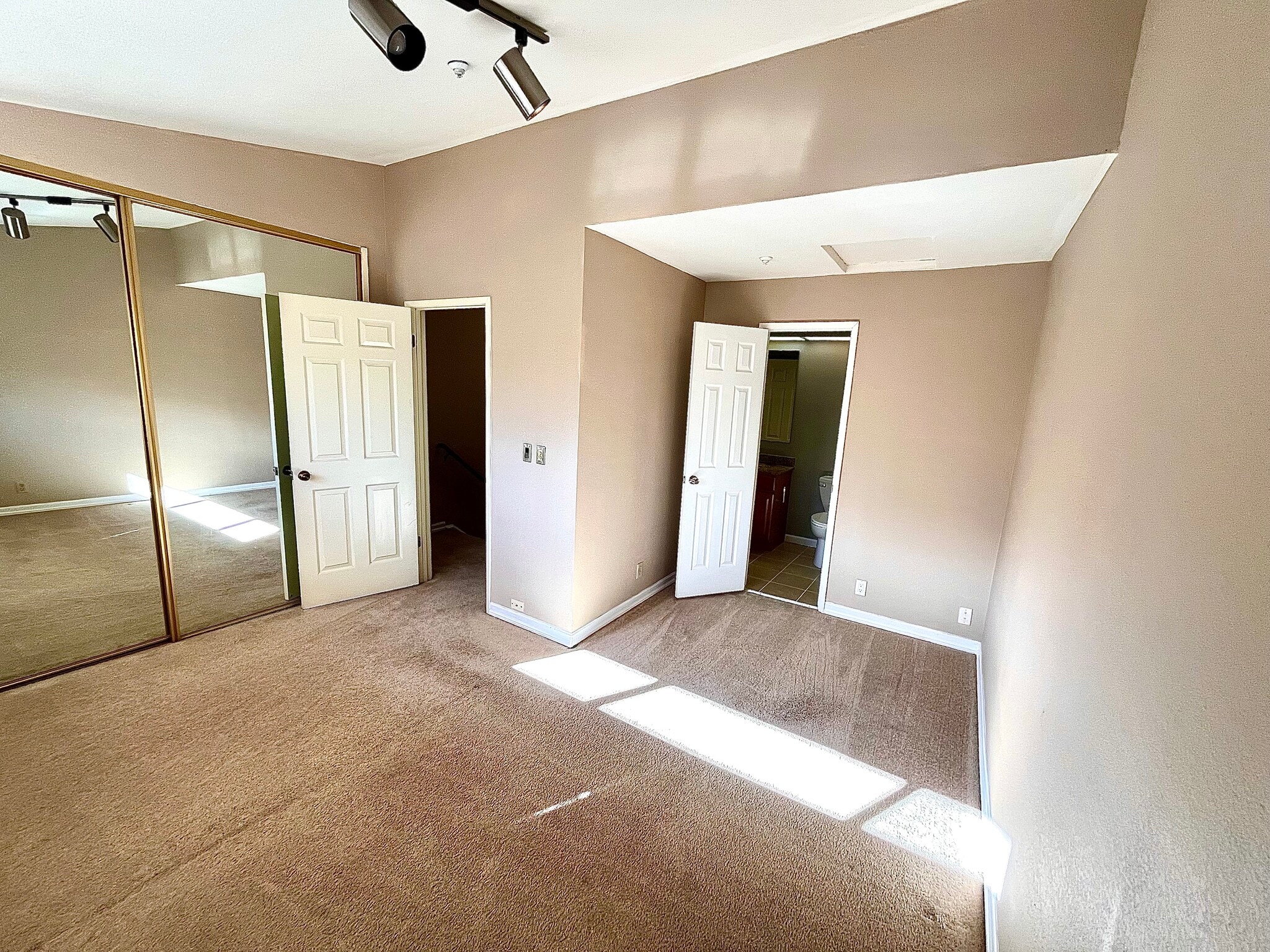 Building Photo - 2625 Oak Rd