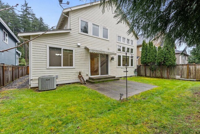 Building Photo - Elegant University Place Home with A/C, Tandem Garage, Office & Balcony Bedroom Near JBLM!