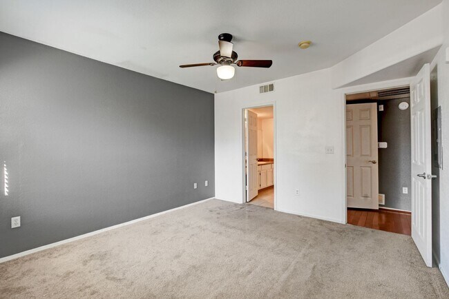 Building Photo - Adorable Southwest condo