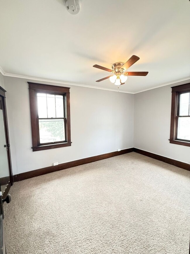 Building Photo - Updated 3 Bedroom 1 Bathroom in North Vers...