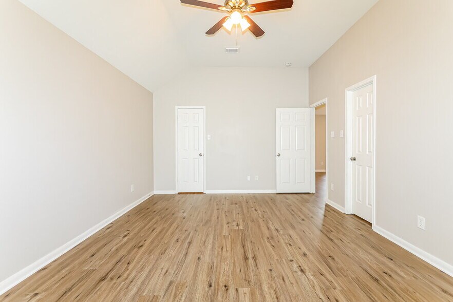 Building Photo - 10410 Enchanted