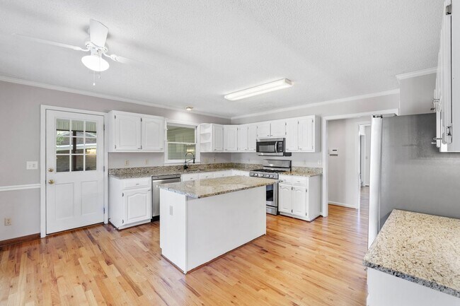 Building Photo - Beautiful Home in Greer Country Club Estates W/Bonus Room