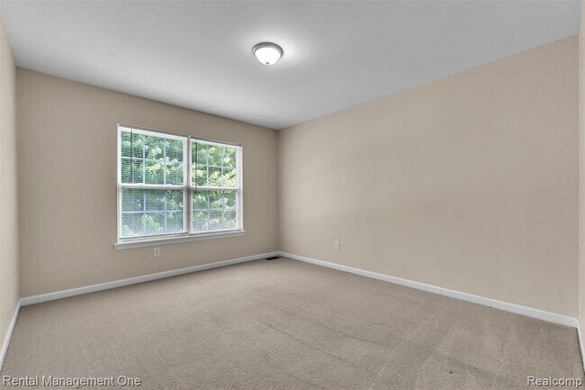 Building Photo - 41590 Mitchell Rd
